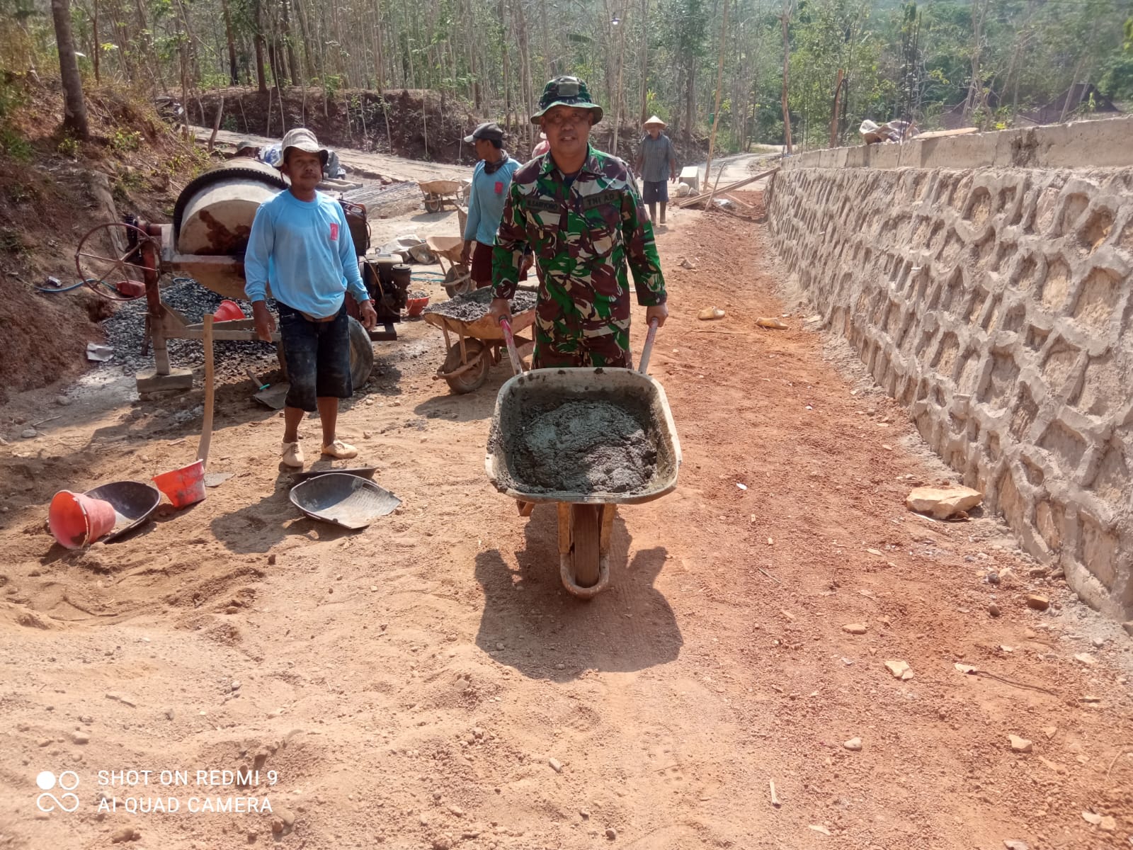 Turun Langsung Bersama Warga, Babinsa Karya Bakti Pembuatan Talud Makam