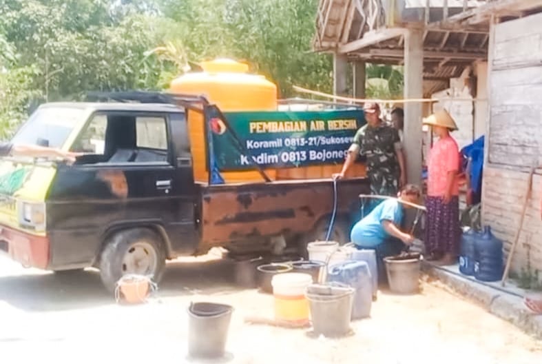 Upaya Mandiri, Babinsa Koramil Sukosewu Bojonegoro salurkan Air Bersih untuk Warga Krajan Sumberjokidul