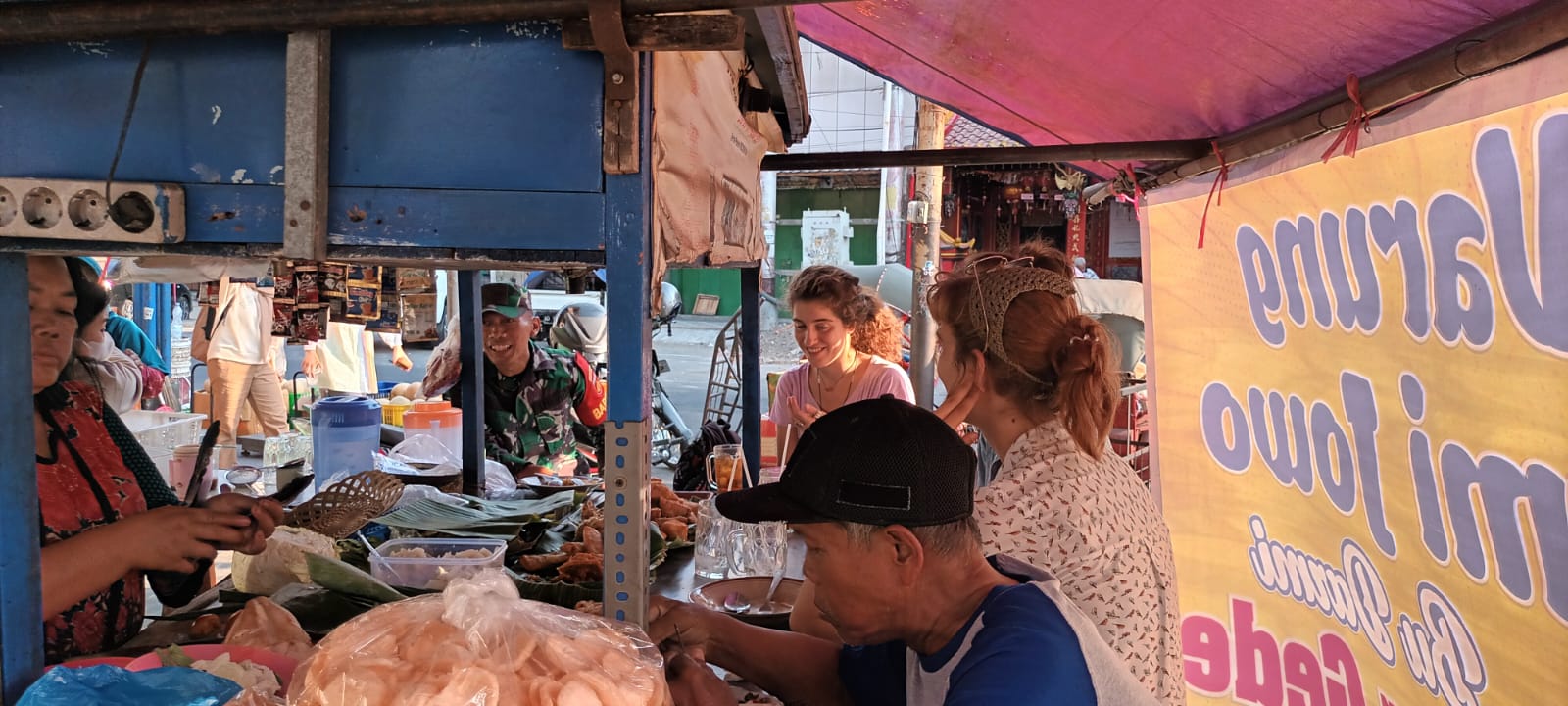 Wisatawan Mancanegara Jadi Target Komsos Babinsa Sudiroprajan di Area Pasar Gede