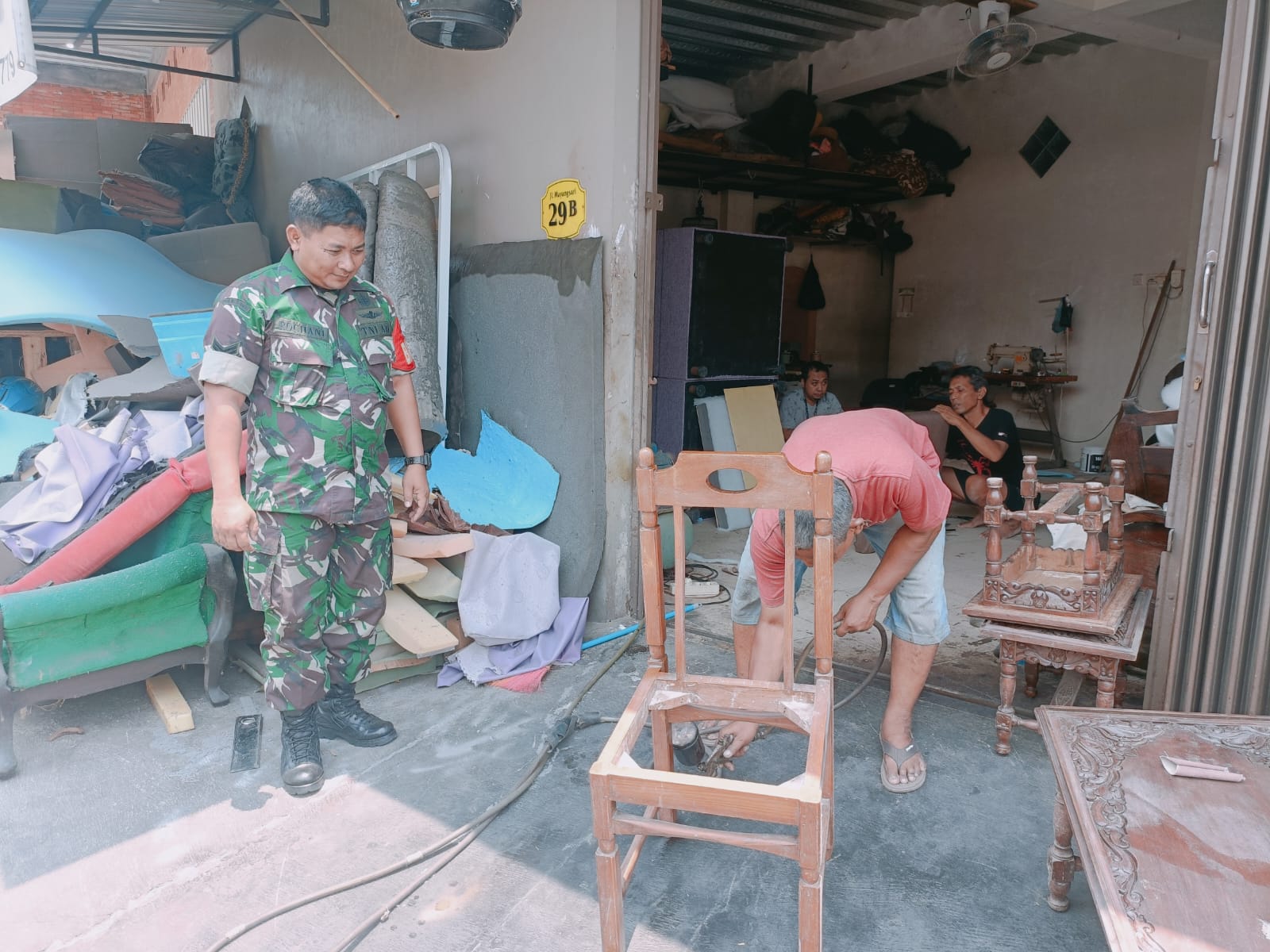 Wujudkan Kemanunggalan TNI Rakyat Babinsa Danukusuman Komsos dengan Warga Binaan