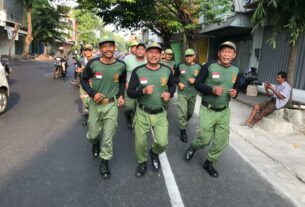 Wujudkan Linmas Tangguh, Babinsa Kepatihan Wetan Gembleng Pelatihan Disiplin