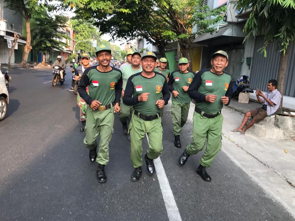 Wujudkan Linmas Tangguh, Babinsa Kepatihan Wetan Gembleng Pelatihan Disiplin