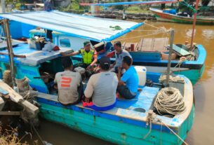 Via Komsos, Babinsa Koramil 07/JP Ingatkan Nelayan Agar Tidak Melewati Zona Ekonomi Eksklusif (ZEE) Ketika Menangkap Ikan Di Laut Lepas