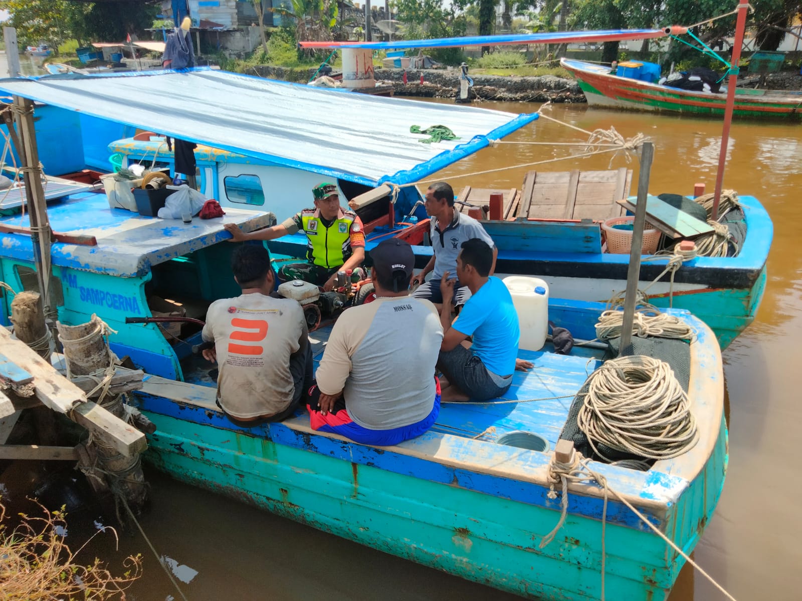 Via Komsos, Babinsa Koramil 07/JP Ingatkan Nelayan Agar Tidak Melewati Zona Ekonomi Eksklusif (ZEE) Ketika Menangkap Ikan Di Laut Lepas