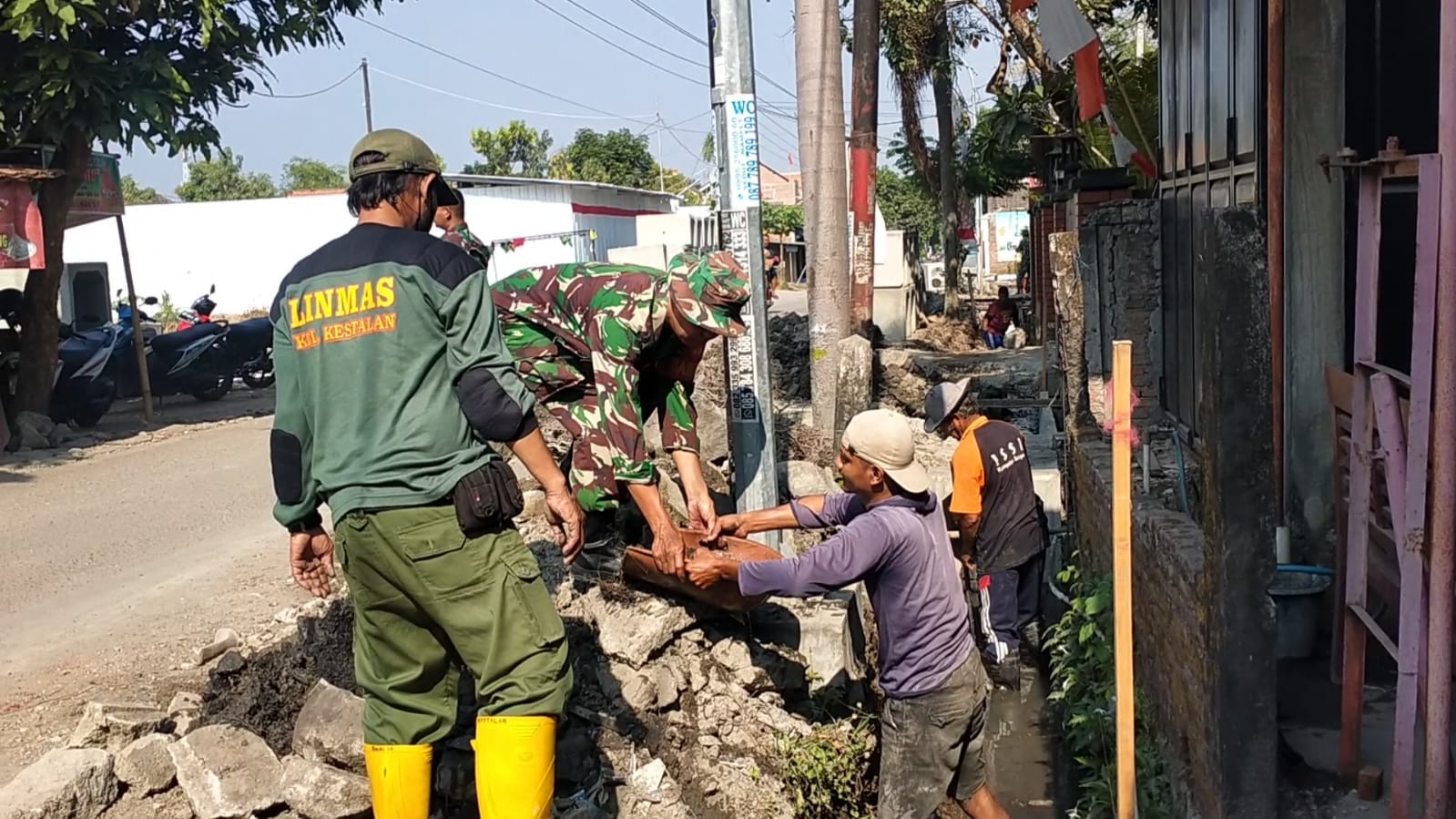 Koramil 02/Banjarsari Bersama Warga Kerja Bakti Bangun Saluran Air Program TMMD Sengkuyung Tahap III