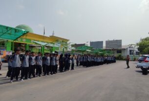 Anggota Koramil 06 Kartasura berikan Latihan PBB & Wasbang di SMK Harapan Kartasura