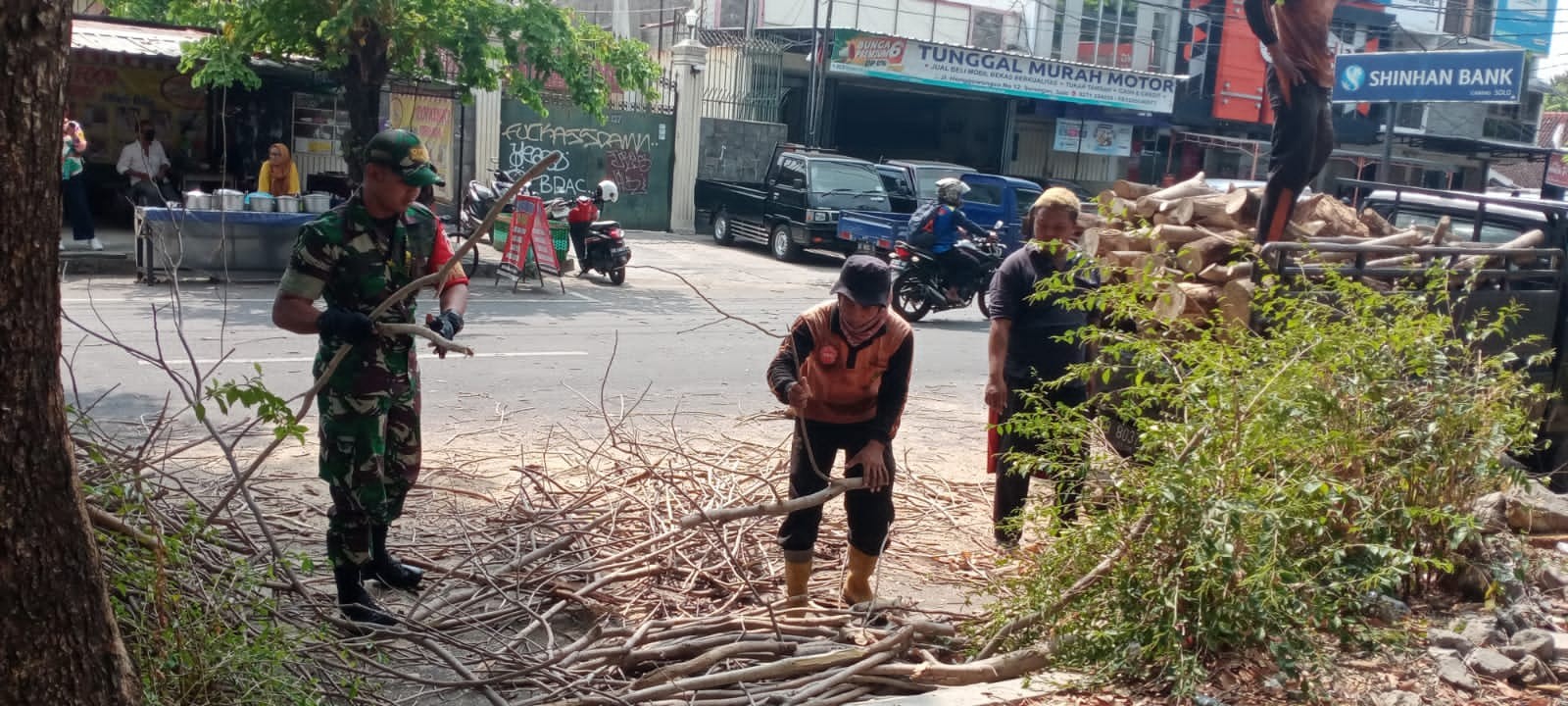 Antisipasi Pohon Tumbang, Babinsa Serengan Bantu Tebang Pohon & Ranting