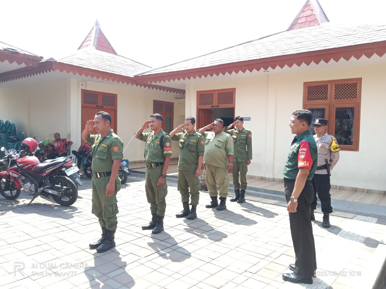 Babinsa Bersama Bhabinkamtibmas Kelurahan Gilingan Bersinergi Latih PBB Linmas