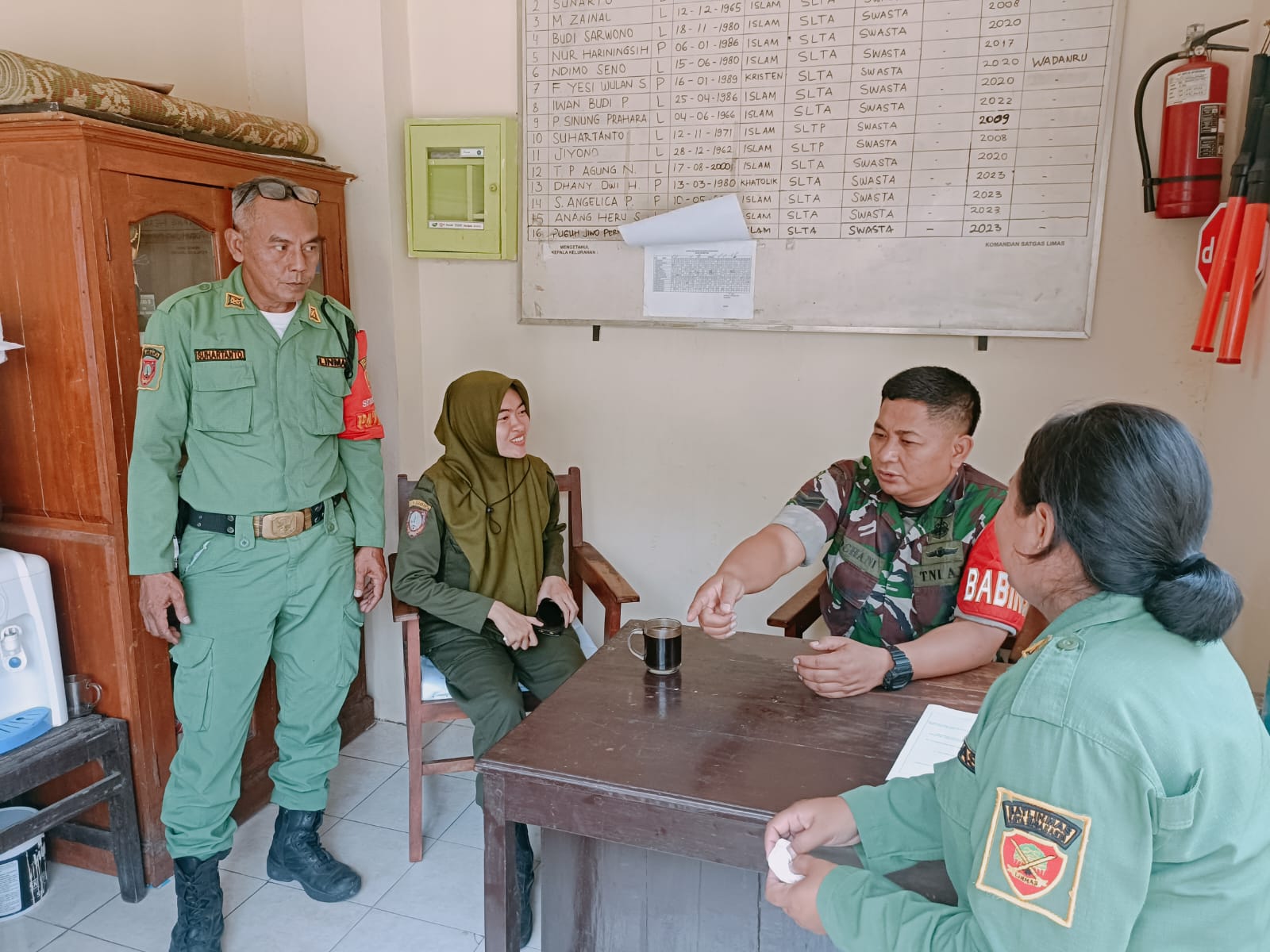 Babinsa Danukusuman, Segelas Kopi Hitam Temani Ngobrol Santai Bersama Linmas