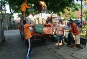 Babinsa Mangkubumen Ajak Warga Kerja Bakti Bersihkan Sampah