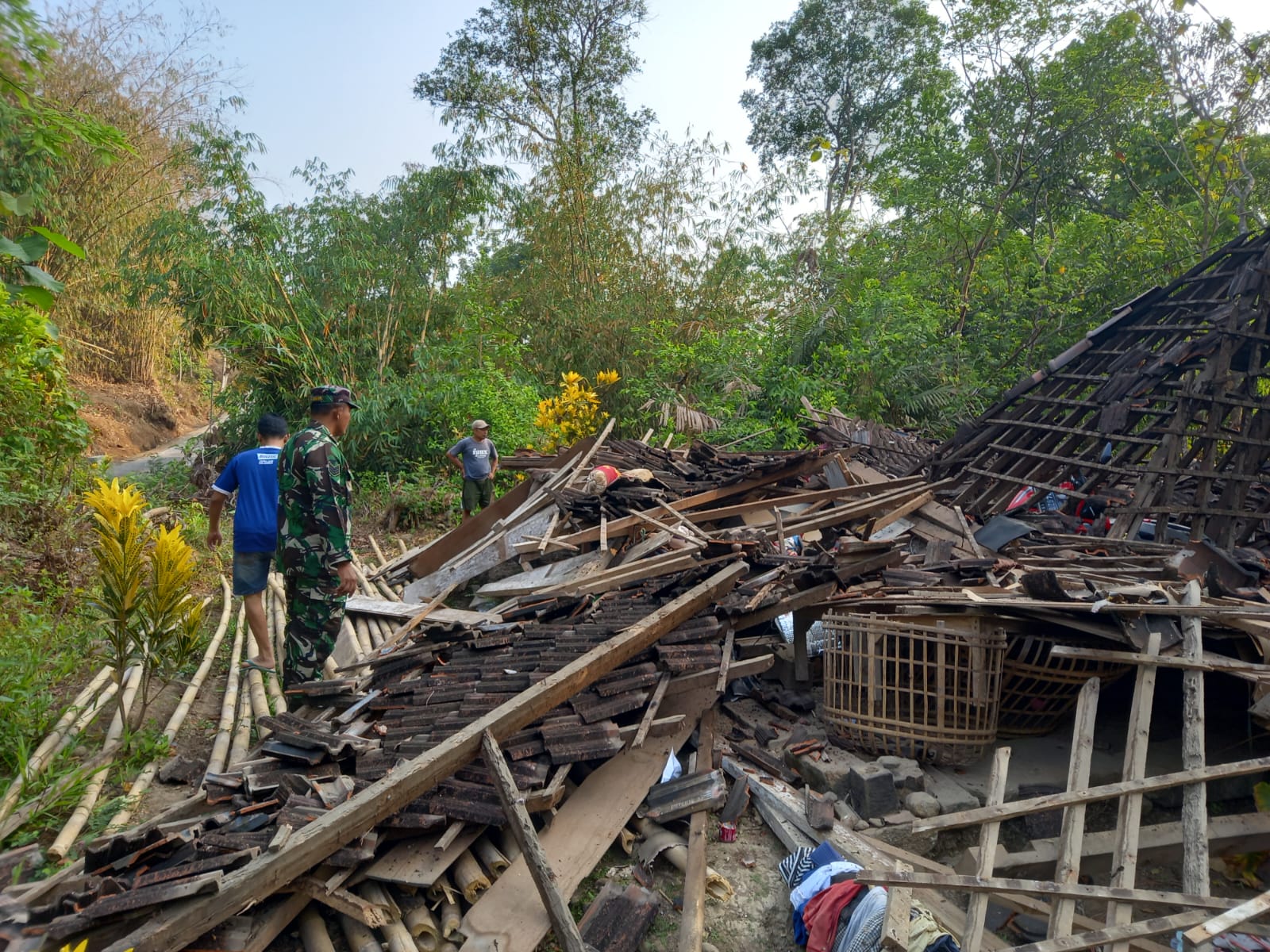 Babinsa Mendata Dan Membantu Bersihkan Puing Bangunan Yang Roboh