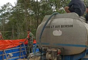 Babinsa Purwoharjo Hadir Bantu Distribusi Air Bersih