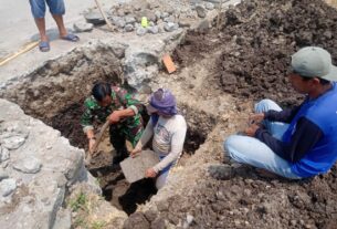 Babinsa Tak Segan Terjun Langsung Bantu Warga