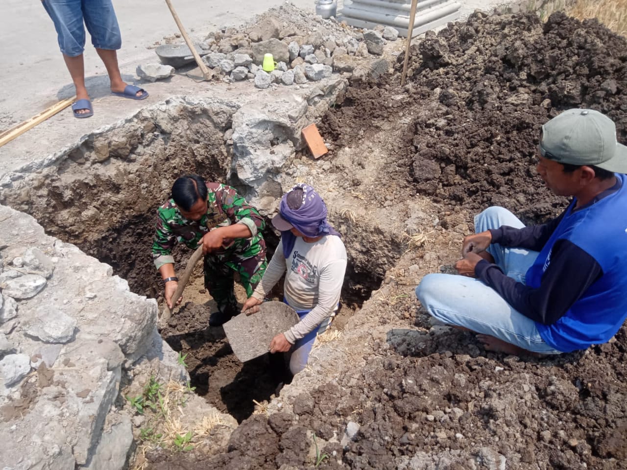 Babinsa Tak Segan Terjun Langsung Bantu Warga