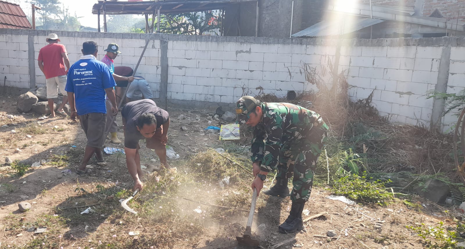 Begini Cara Babinsa Manahan Dalam Menciptakan Kebersihan Lingkungan