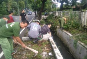 Berantas Sarang Nyamuk Dan Cegah Demam Berdarah, Babinsa Punggawan Gencarkan Pembersihan Lingkungan