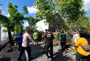 Bersama Masyarakat Babinsa Kelurahan Kerten Laksanakan Kerja Bakti Sisir Lahan Kosong