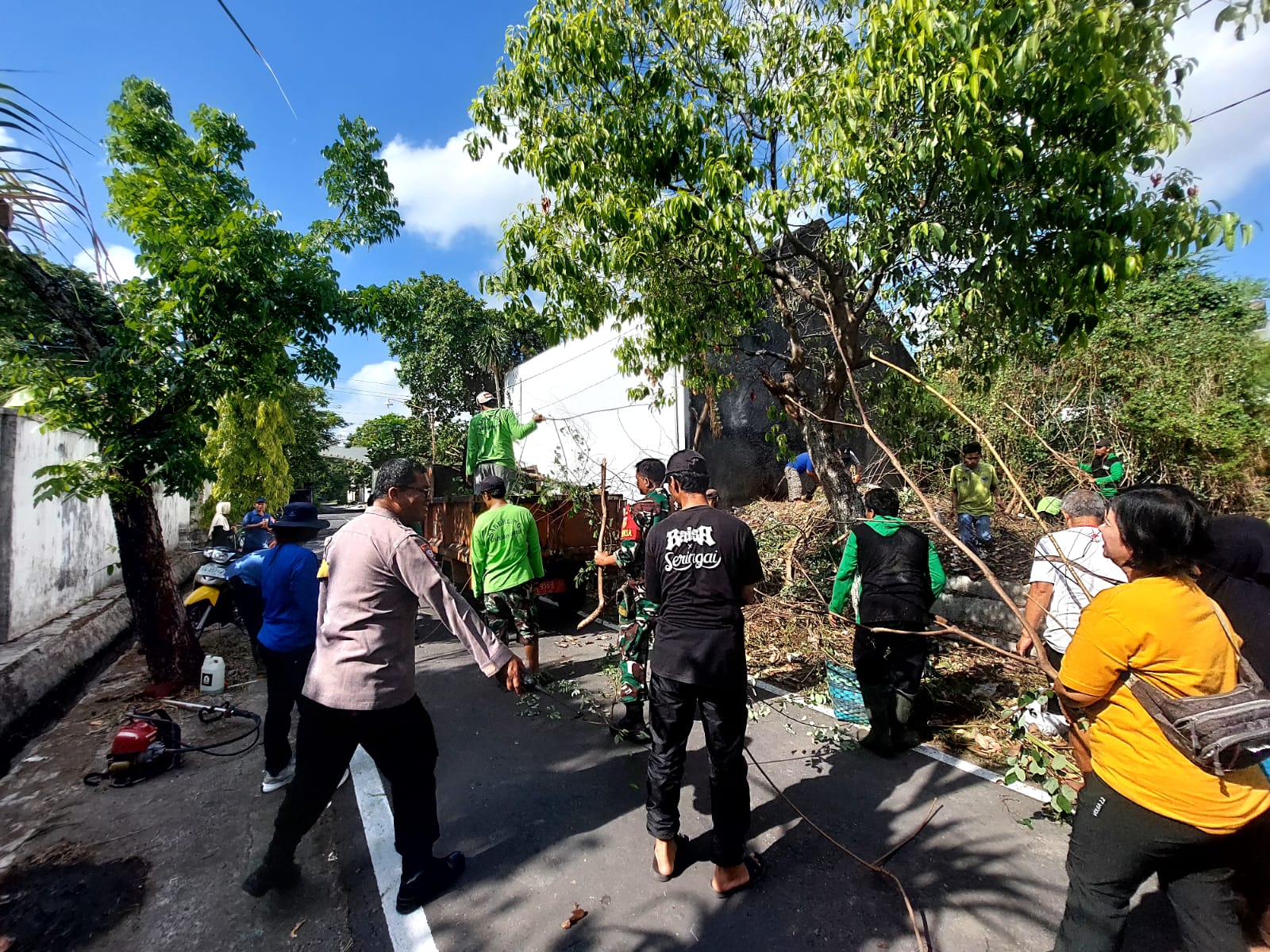 Bersama Masyarakat Babinsa Kelurahan Kerten Laksanakan Kerja Bakti Sisir Lahan Kosong