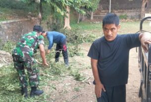 Bersama Warga, Babinsa Purwodingratan Gotong Royong Bersihkan Ranting Dan Pohon