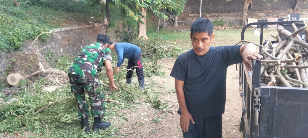 Bersama Warga, Babinsa Purwodingratan Gotong Royong Bersihkan Ranting Dan Pohon