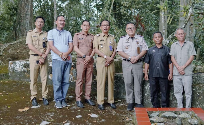 Bupati Pesibar Menyerahkan Sertifikat Tanah PTSL di Pekon Balam