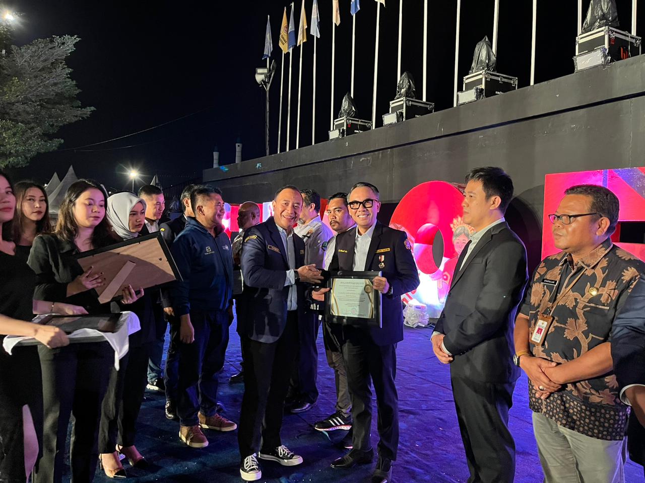 Bupati Way Kanan Terima Penghargaan Satya Lencana Aditya Karya Mahatva Yodha Utama di Makassar