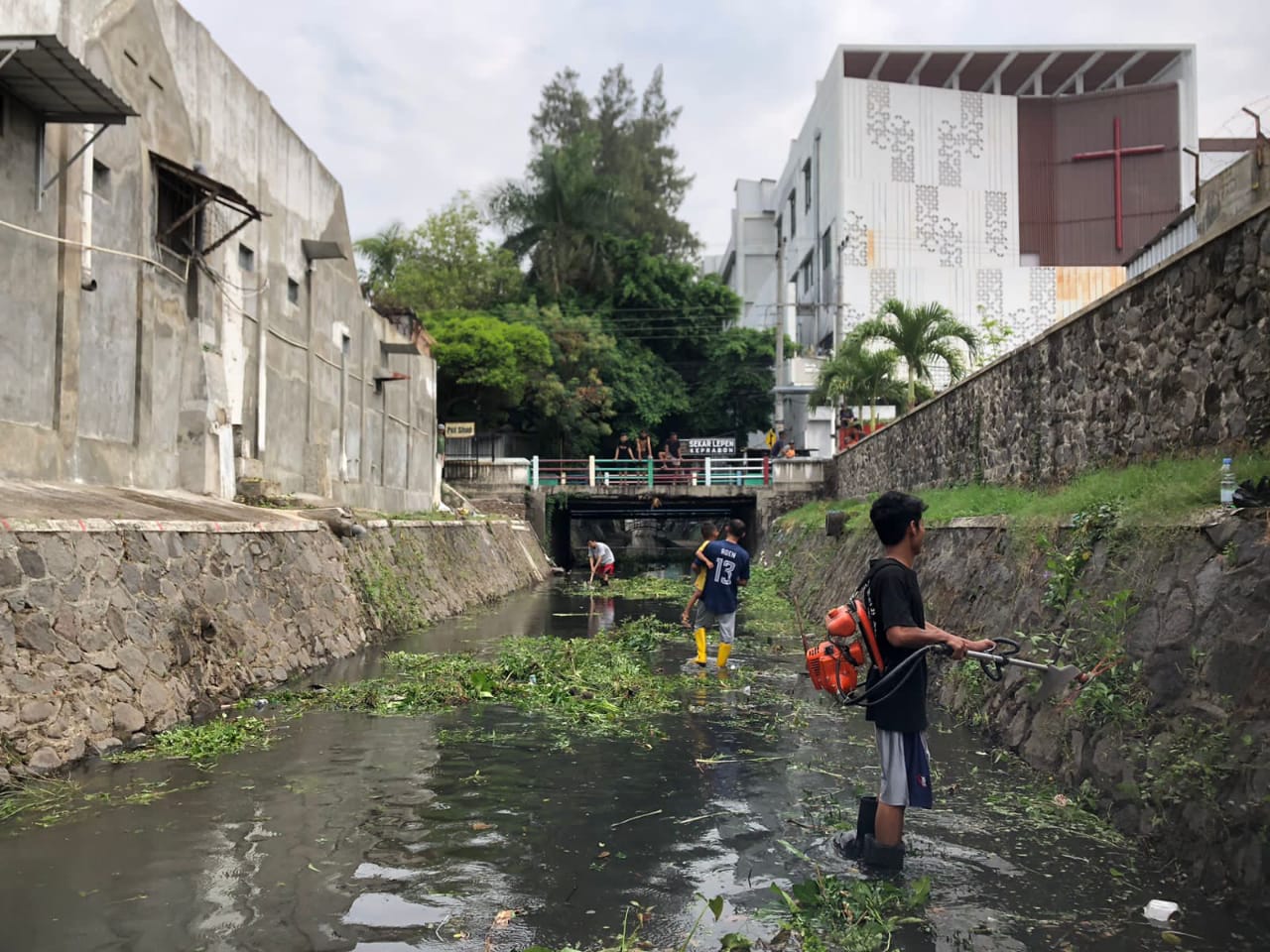 Cegah Terjadinya Banjir, Babinsa Keprabon Bersama Warga Kerja Bakti Resik-resik Kali Thoklo