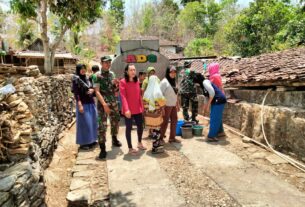 Dampak Kemarau Panjang, Koramil 08/Giriwoyo Bekerja Sama Dengan Beberapa Donatur Salurkan Bantuan Air Bersih Kepada Warga