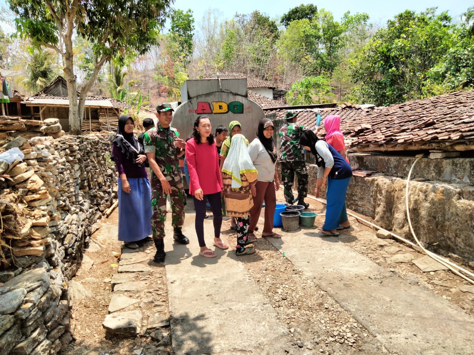 Dampak Kemarau Panjang, Koramil 08/Giriwoyo Bekerja Sama Dengan Beberapa Donatur Salurkan Bantuan Air Bersih Kepada Warga