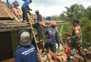 Ditengah Kesibukannya, Babinsa Karangtengah Sempatkan Bantu Bangun Rumah Warga