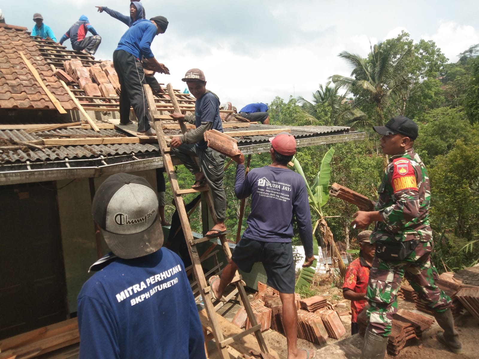 Ditengah Kesibukannya, Babinsa Karangtengah Sempatkan Bantu Bangun Rumah Warga