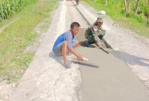 Dukung Pembangunan Wilayah Binaan, Babinsa Bersama Warga Gotong Royong Pengecoran jalan