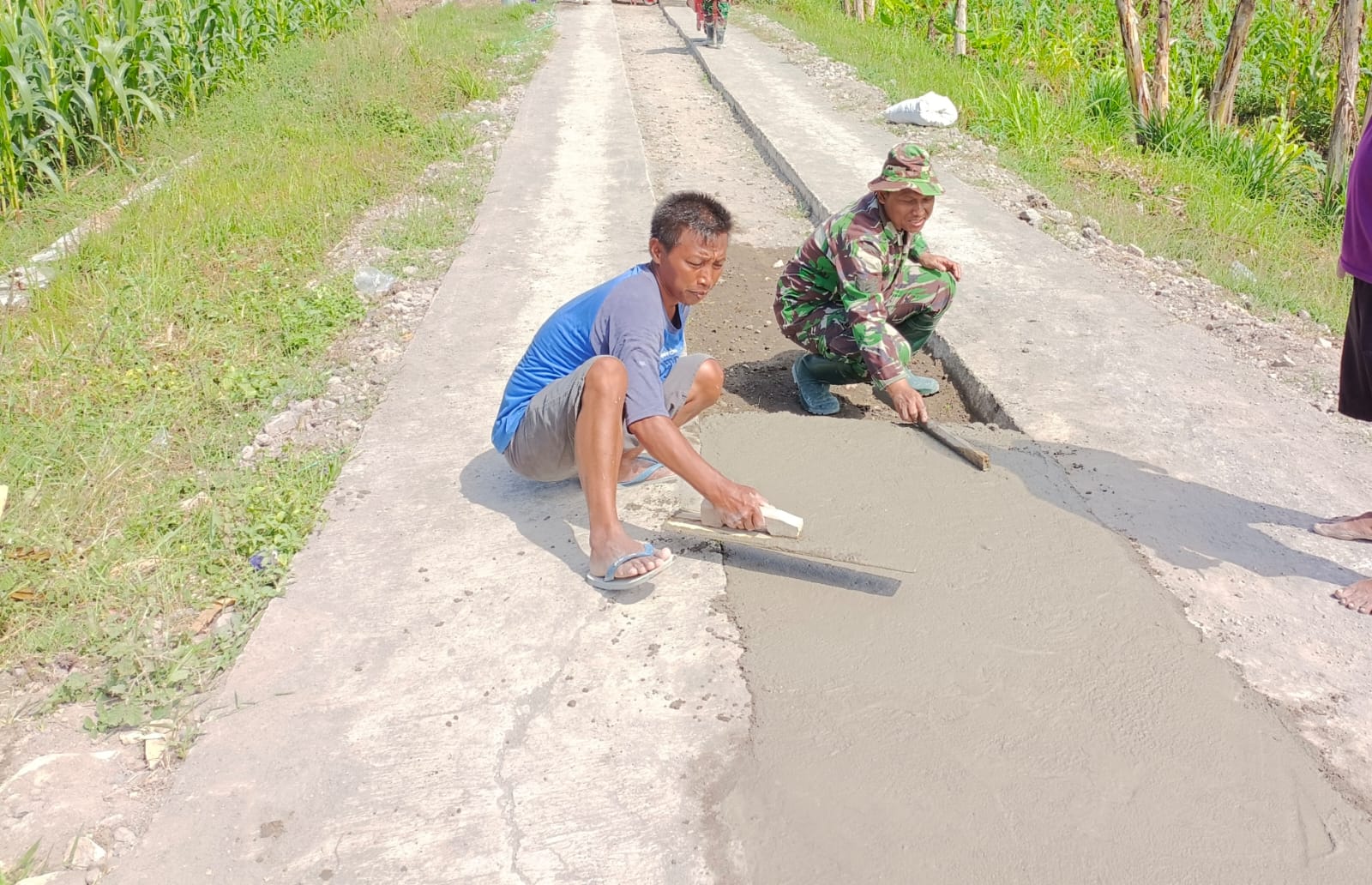 Dukung Pembangunan Wilayah Binaan, Babinsa Bersama Warga Gotong Royong Pengecoran jalan