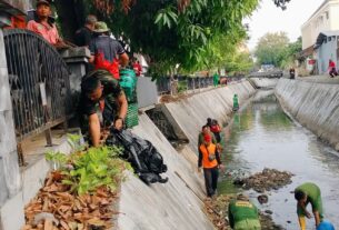 Gandeng Relawan Dan Instansi Terkait, Koramil 02/ Banjarsari Laksankan Kerja Bakti Bersih -bersih Bantaran Sungai