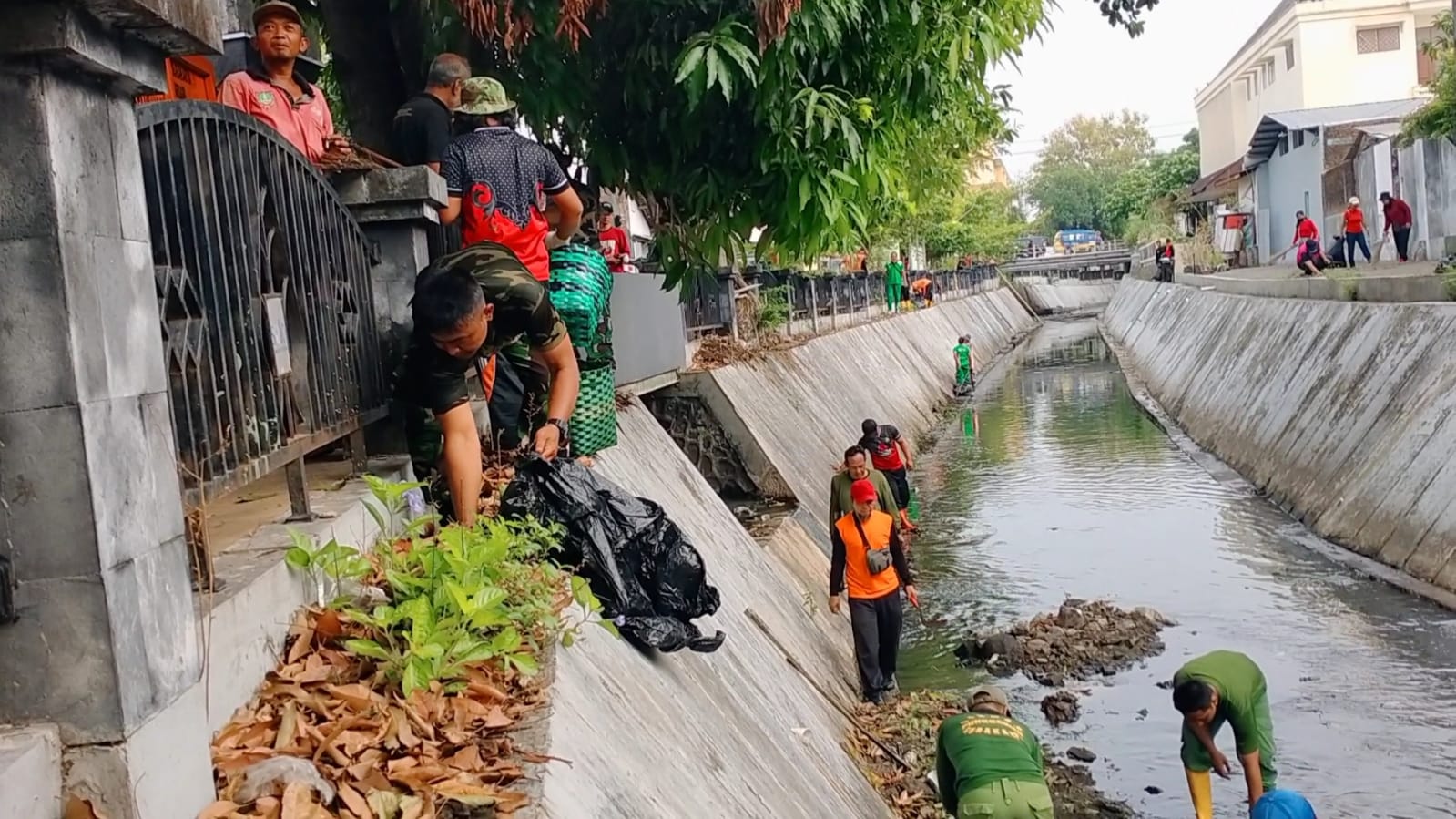 Gandeng Relawan Dan Instansi Terkait, Koramil 02/ Banjarsari Laksankan Kerja Bakti Bersih -bersih Bantaran Sungai