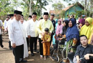Gubernur Arinal Berikan Bantuan Sosial Berupa Sembako, Kursi Roda, dan Tongkat Alat Bantu Jalan kepada Warga Kagungan Ratu, Tulang Bawang Barat