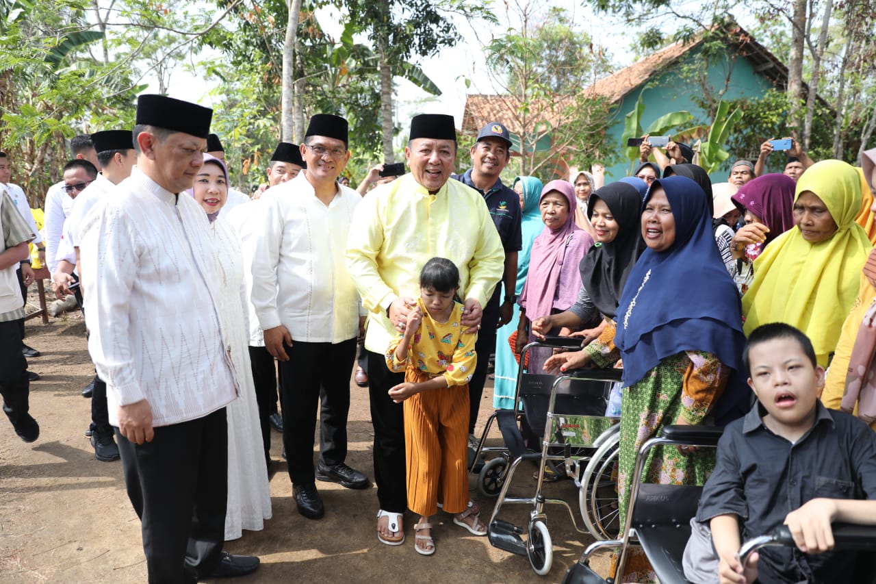 Gubernur Arinal Berikan Bantuan Sosial Berupa Sembako, Kursi Roda, dan Tongkat Alat Bantu Jalan kepada Warga Kagungan Ratu, Tulang Bawang Barat