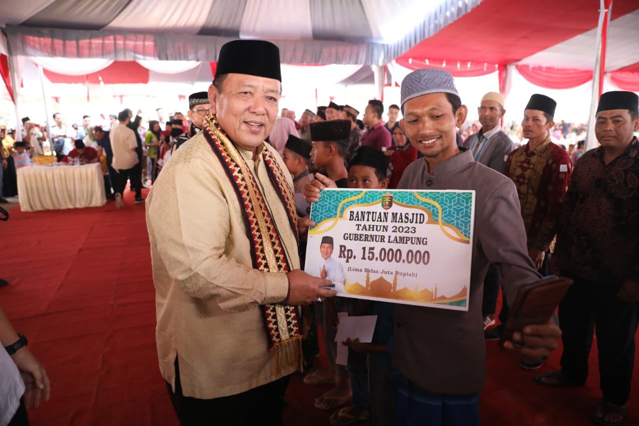 Gubernur Arinal Bersama Ribuan Masyarakat Hadiri Pengajian Akbar Pemprov Lampung di Lampung Barat