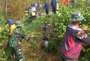 Gugah Kesadaran Masyarakat, Babinsa Ajak Warga Resik Resik Seputaran Kali PP