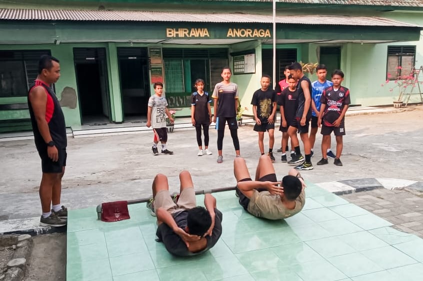 Gugah Minat Jadi Prajurit TNI, Babinsa Koramil Malo Bojonegoro berikan Pelatihan Binjas Generasi Muda