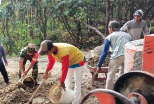 Gunakan Mesin Molen Babinsa dan Warga Kebut Cor Jalan