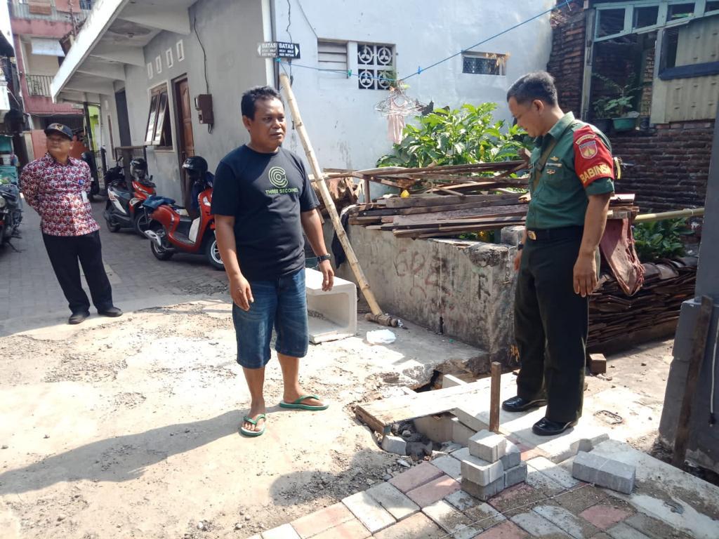 Jaga Hubungan Tetap Harmonis, Babinsa Bersama Lurah Kepatihan Wetan Laksanakan Anjangsana