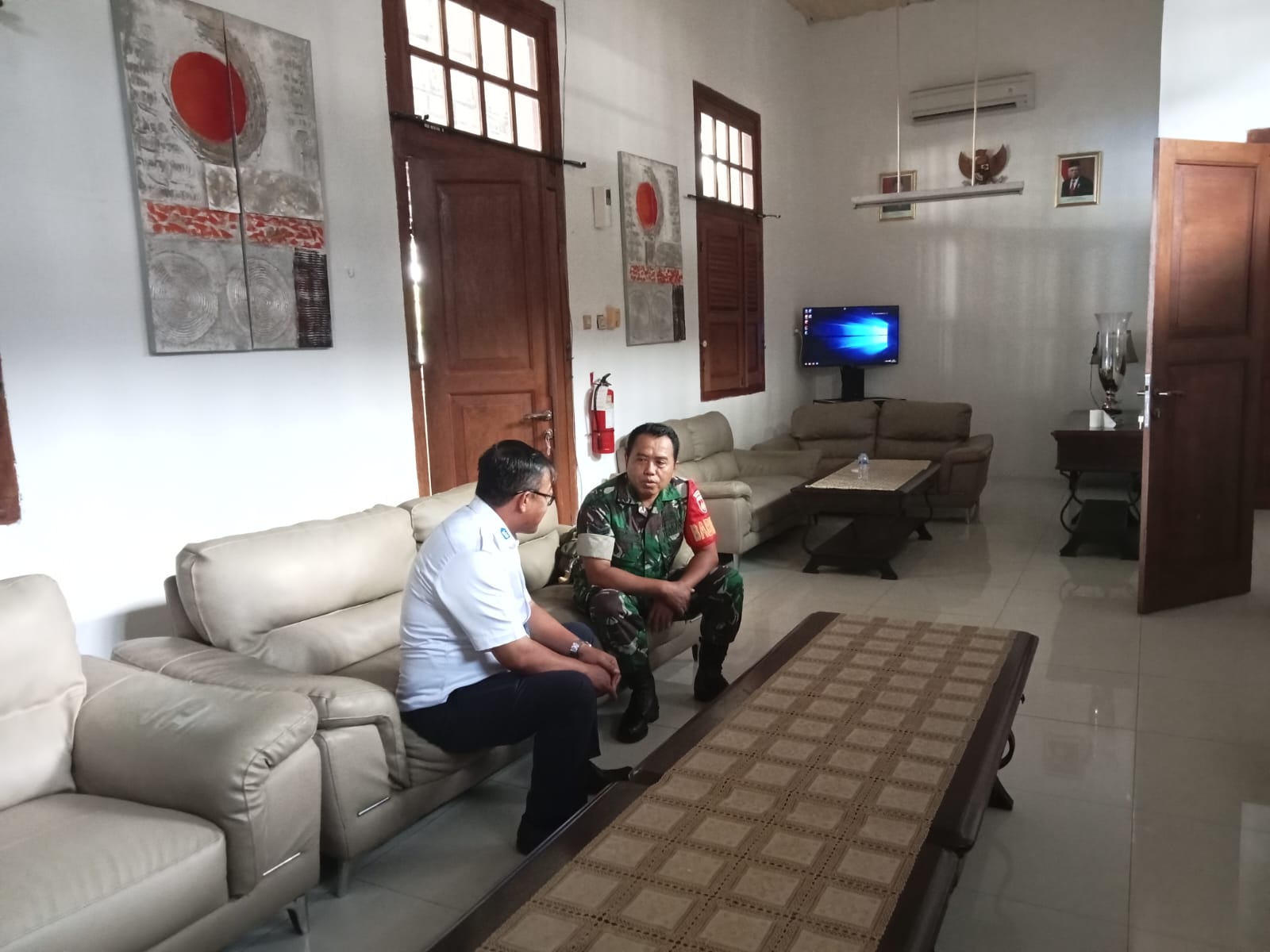 Jalin Silaturahmi Dan Tingkatkan Komunikasi Babinsa Purwosari Komsos Dengan Kepala Stasiun Purwosari
