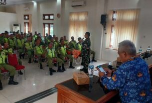 Danramil 04/Jebres Berikan Materi Wasbang Kepada Anggota Linmas Kecamatan Jebres