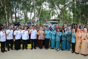 Ketua TP PKK Ibu Riana Sari Arinal Bagikan Bantuan Sembako ke Warga Desa Astra Ksetra, Tulang Bawang