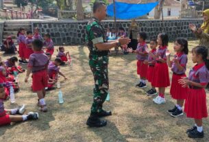 Kunjungi Taman Kanak Kanak, Serma Puryanto Kenalkan Tentang Tugas TNI Kepada Puluhan Murid