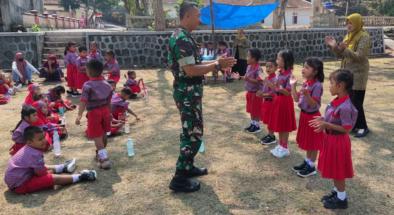 Kunjungi Taman Kanak Kanak, Serma Puryanto Kenalkan Tentang Tugas TNI Kepada Puluhan Murid