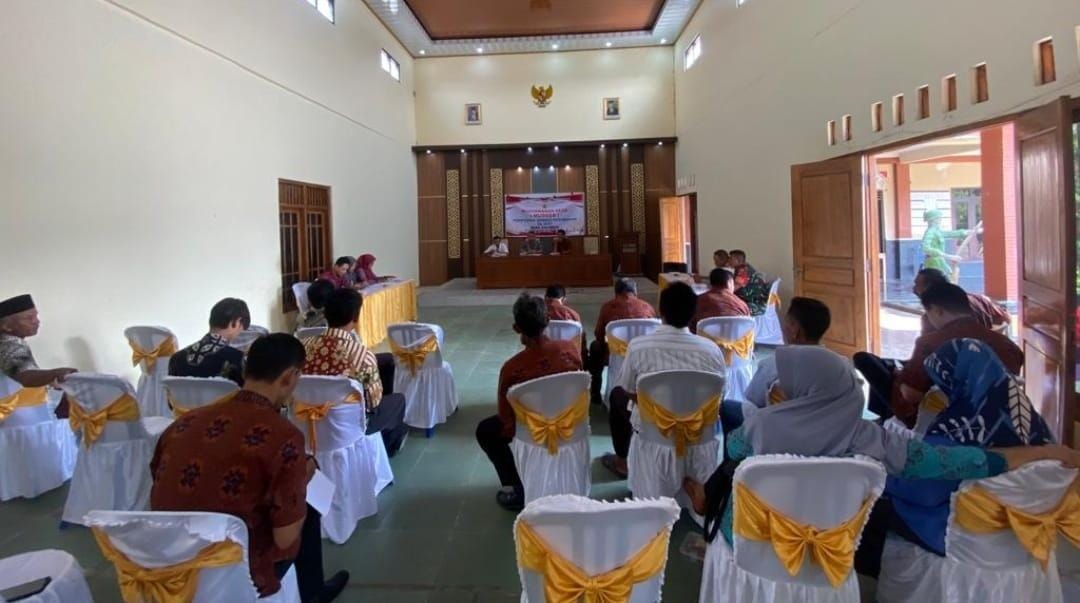 Luangkan Waktu Babinsa Hadiri Musdes Penetapan APBDes Perubahan Tahun 2023
