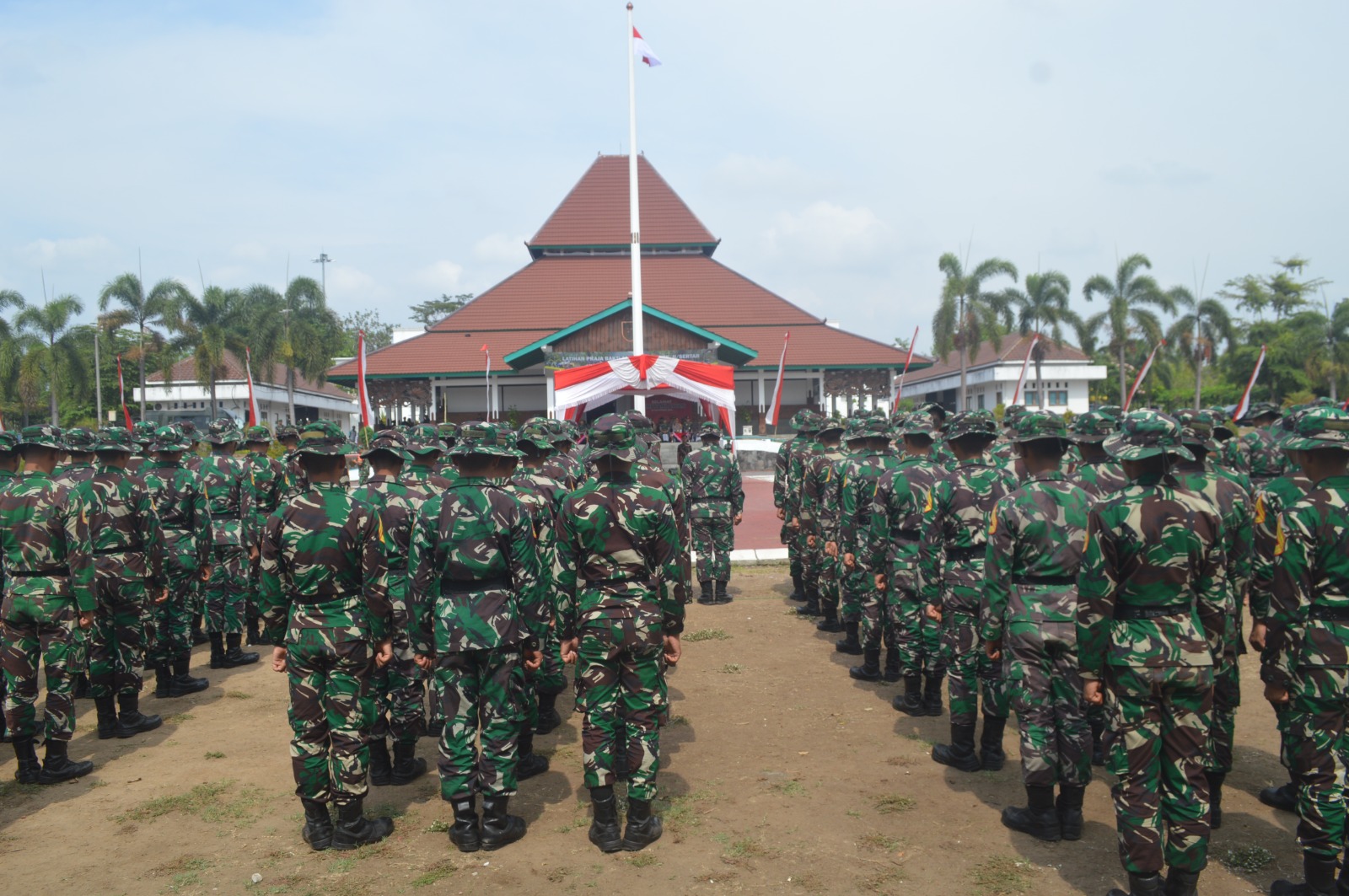 Marching Band Akmil Warnai Penutupan Latihan Praja Bhakti Taruna Akmil