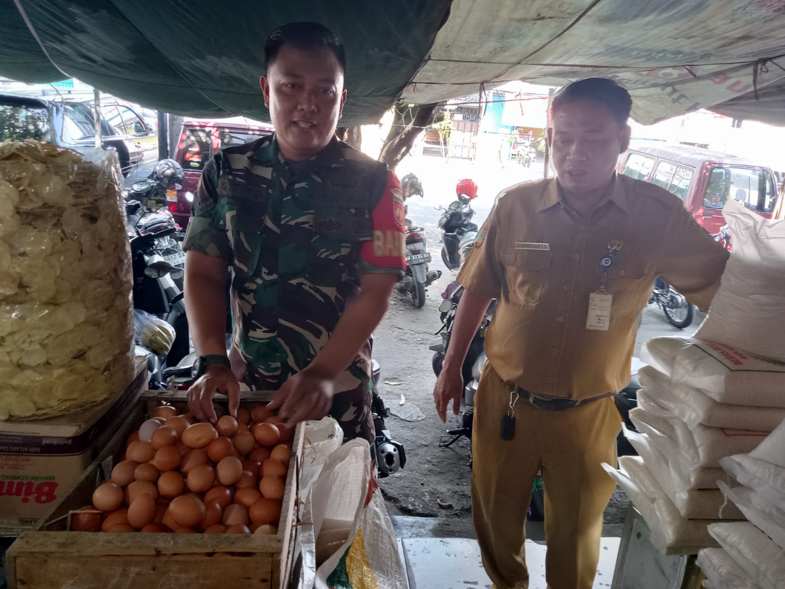 Pantau Harga Sembako, Babinsa Danukusuman Datangi Pasar Harjodaksino.